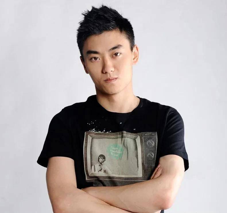 陈宝国儿子陈奕丞:被父亲力捧多年也不红,看看网友如何评价他?_演技_