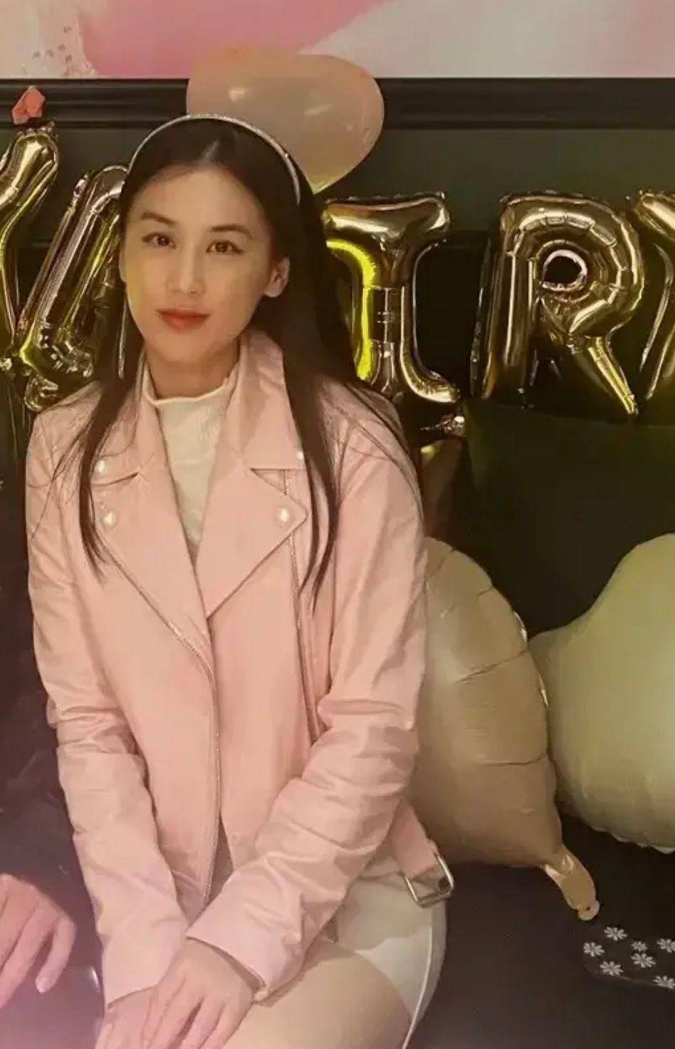 杨子为黄圣依举办40岁生日聚会,两人同穿情侣皮衣,看上去好般配_优点