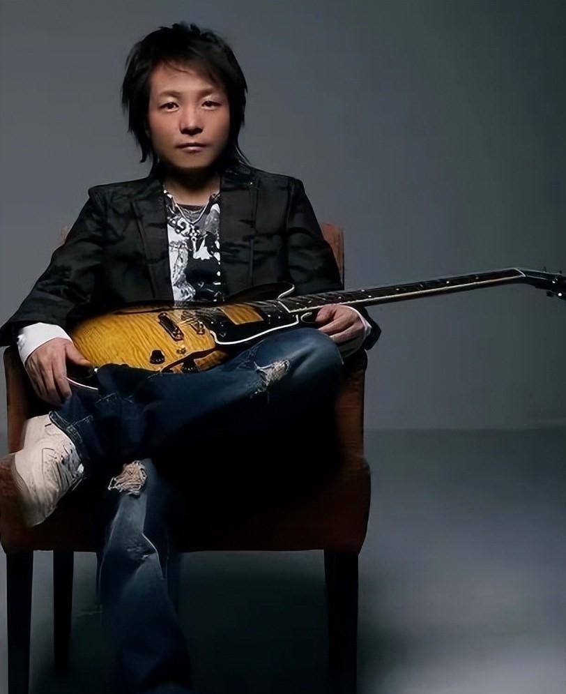 实在没有资源和时间来栽培许巍,而且觉得许巍的形象没郑钧好,于是让他