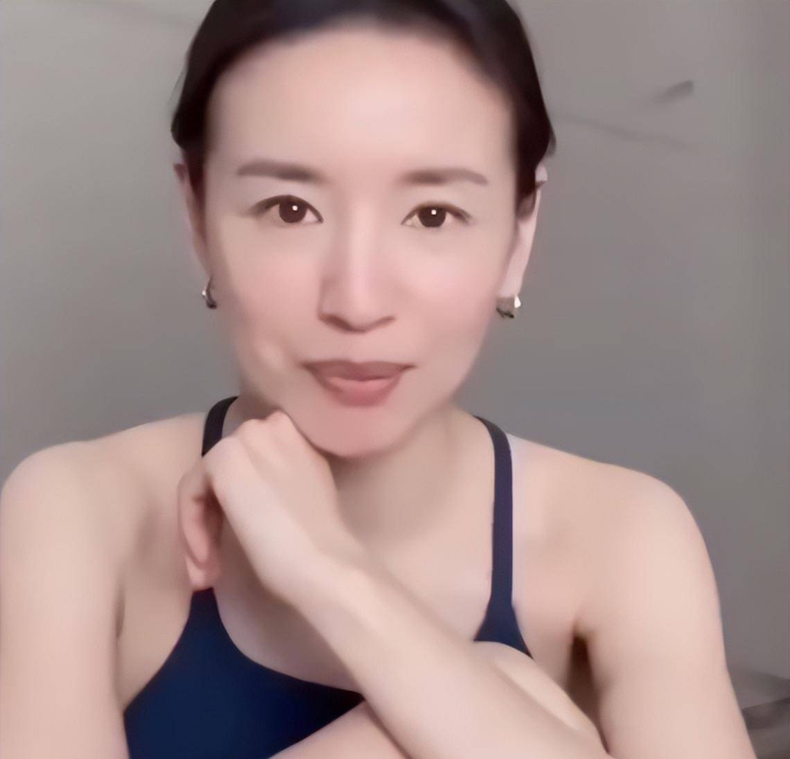 董洁直播卖瑜伽裤,身材干瘪像大头娃娃,裤子穿反太尴尬_潘粤明_孩子