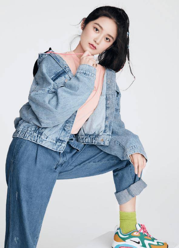 "小林青霞"终长大!17岁穿女团热裤,这腿是真实存在的?