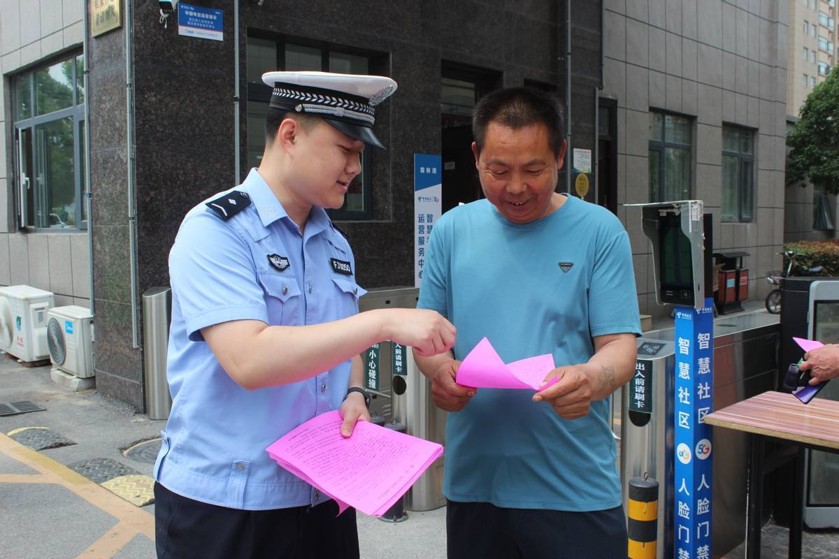 【一盔一带】平舆交警深入辖区企业,社区开展交通安全宣传活动_安全带