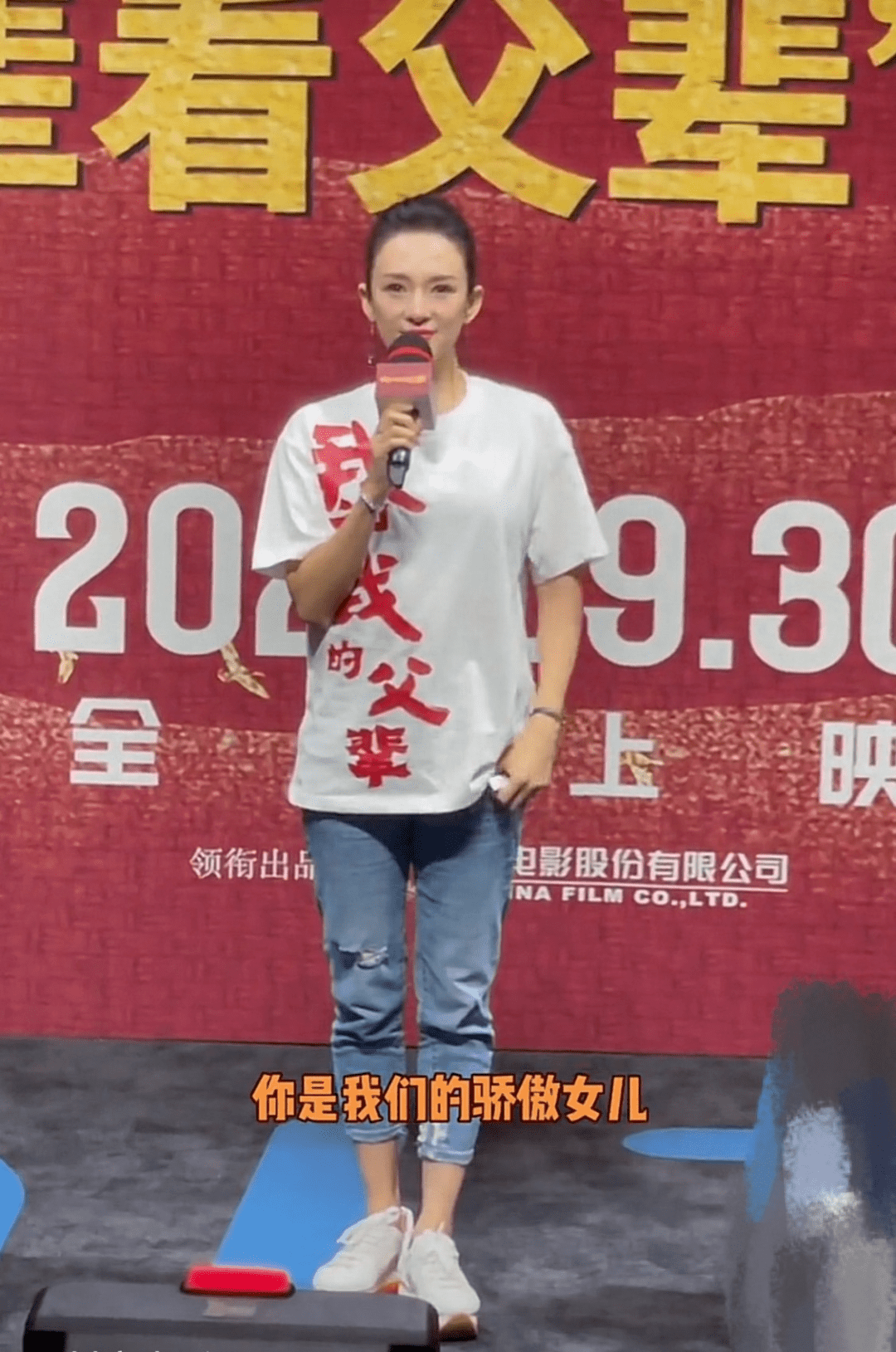 章子怡同学相聚,一个发际线后移十足老阿姨,同学风流倜傥仍帅气_显得