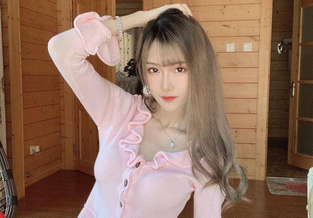 "深夜车神"腐团儿再次口嗨,搞点颜色让人遐想,打扮太前卫了!