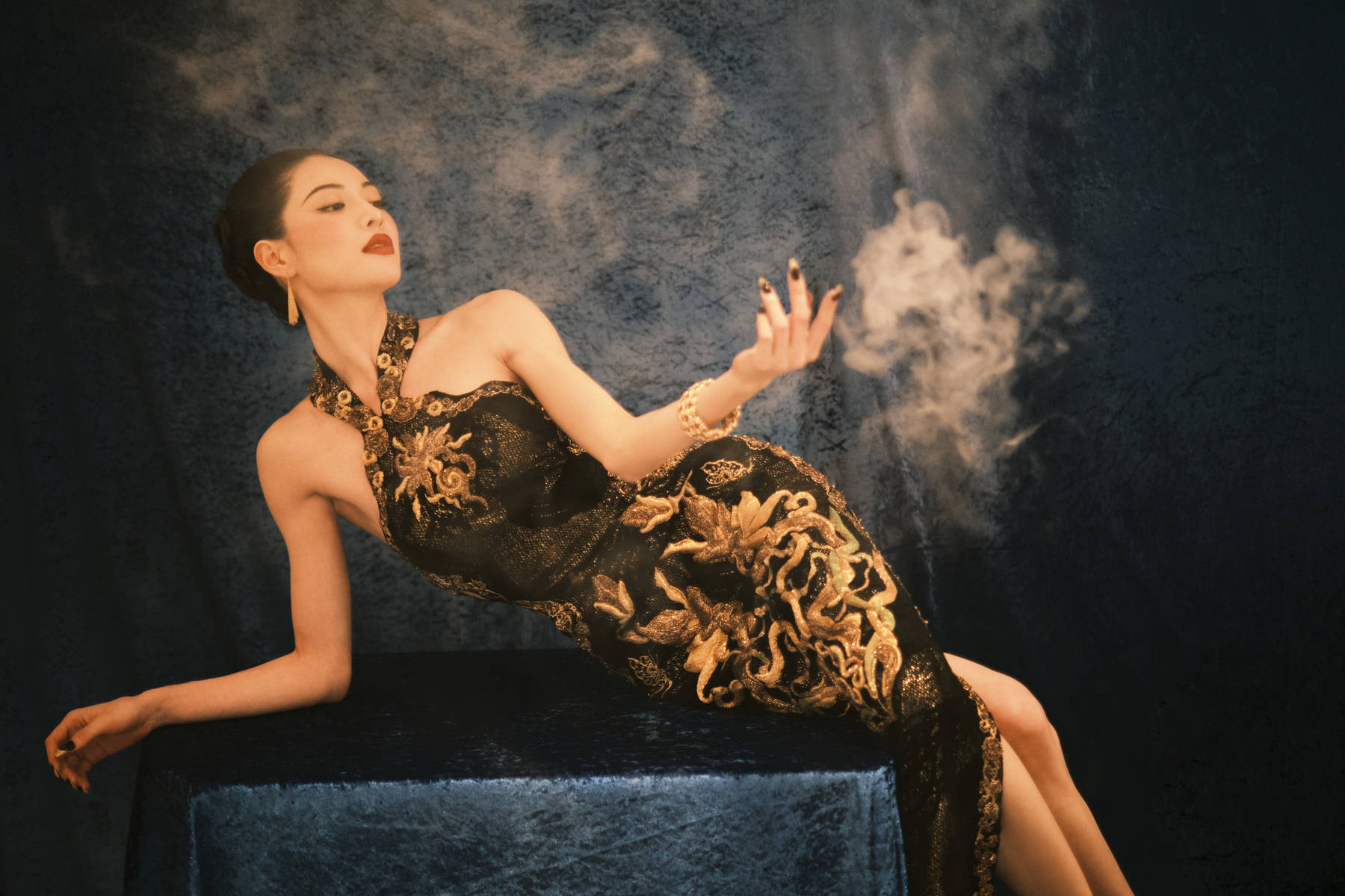 钟楚曦戛纳红毯 一袭黑金旗袍明艳大气,红毯上的东方美人_中国_电影节