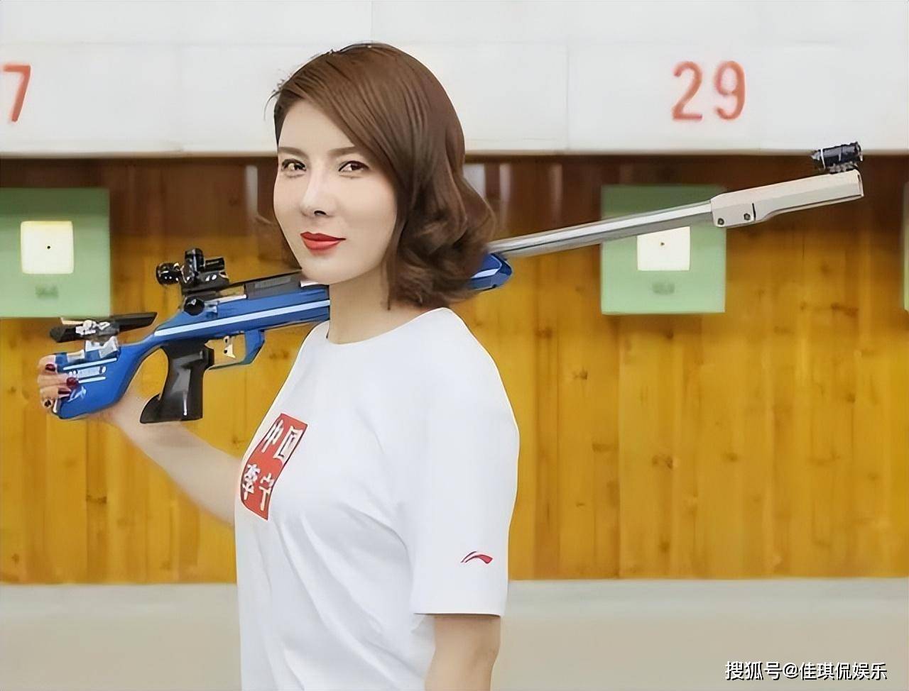 嫁师弟14年!昔日奥运首金杜丽,41岁多次整容,如今变女神认不出