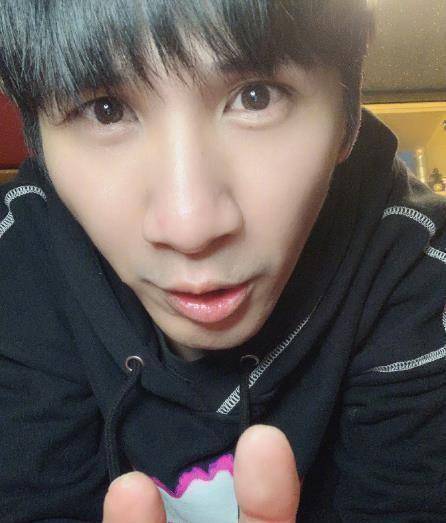 《百变大咖秀》晒嘉宾背影海报,何炅回归谢娜缺席,不准男星反串_自然