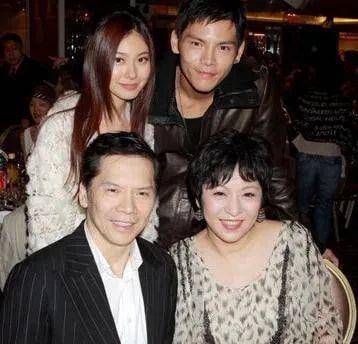 丁佩得知了向华强与陈岚的关系之后,没有任何的怨言,他非常从容地离开