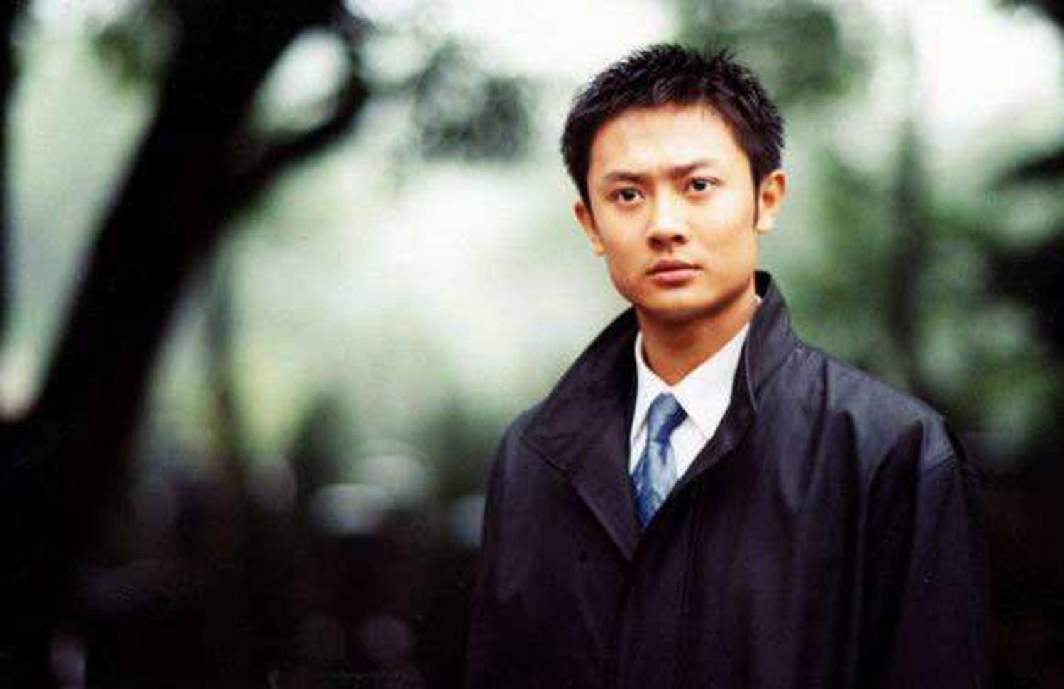 16岁上大学创中戏历史,24岁爆红遭好友插刀落魄,45岁印小天翻红让顾