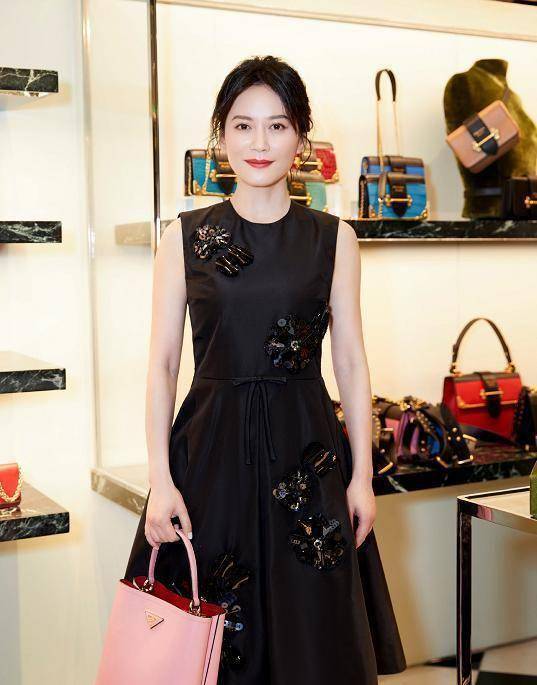 "半身裙"的长度适合各种身高的那孩子穿,俞飞鸿本人的气质是比较好的