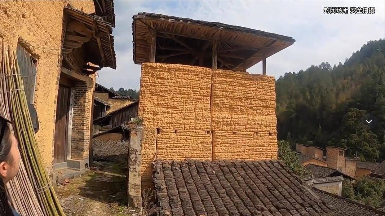 别看后龙村拥有几百年的历史,建筑极具特色,不像其它砖木结构的古村落