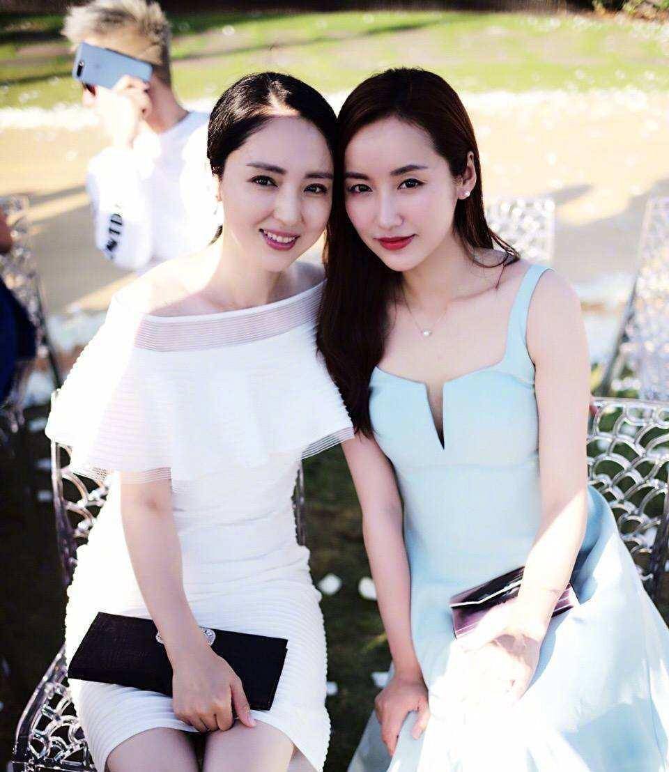 《x女特工》演唐嫣闺蜜,今穿西装配蕾丝裙,双腿圆润却难挡气质_吕一