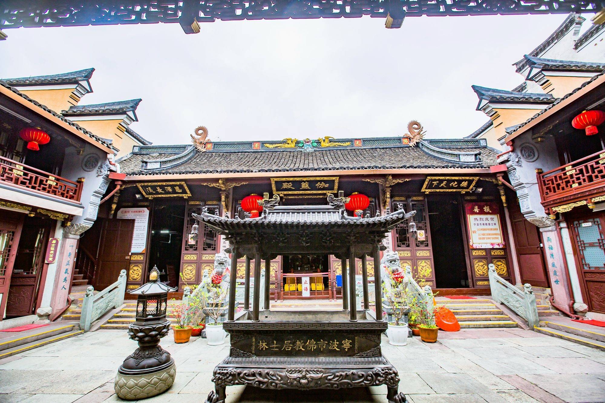 宁波月湖公园有一座关帝庙,历史悠久,祈福灵验,吸引了众多游客_庙宇