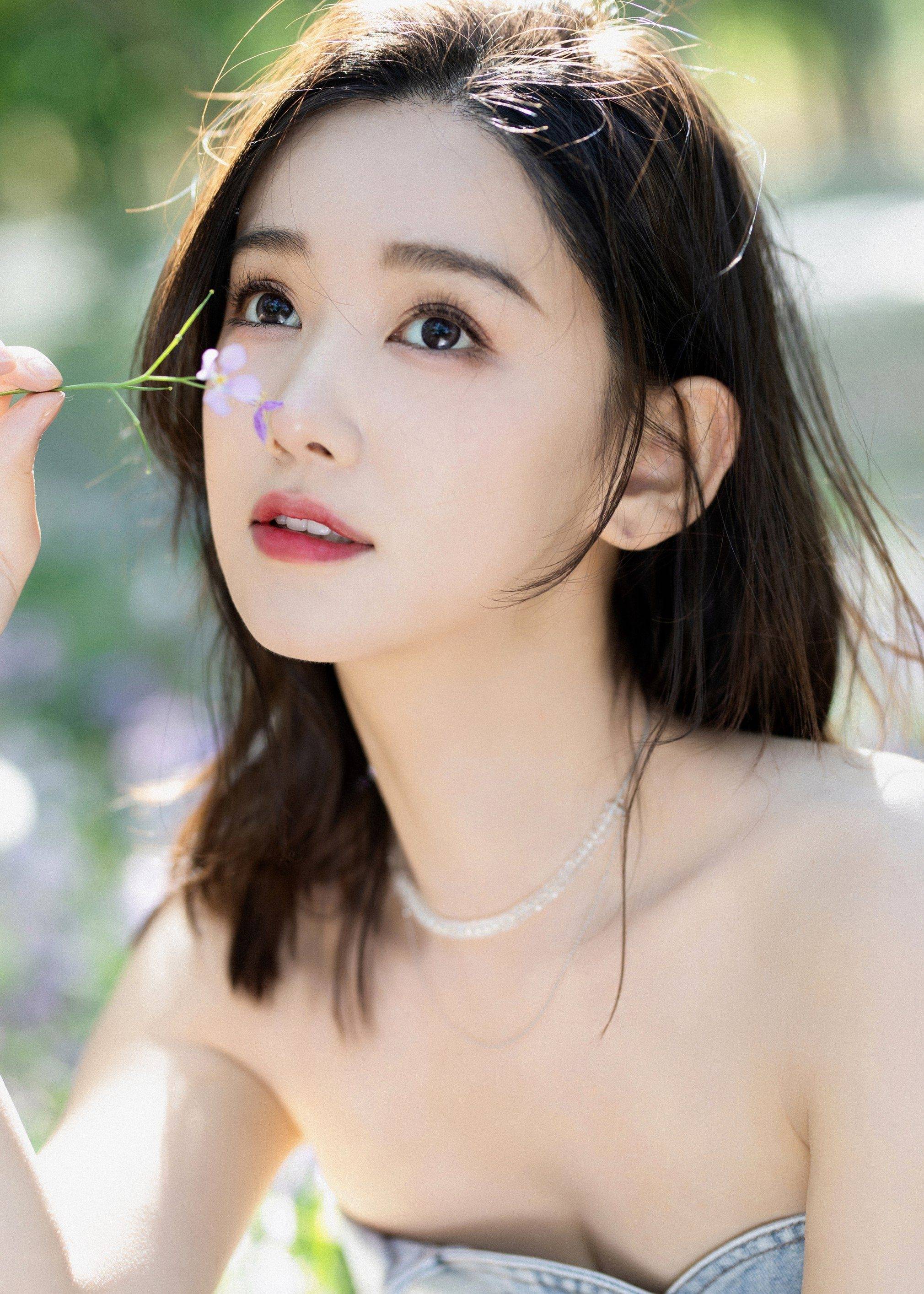 李沐宸抹胸装香肩性感写真_大气_白色_整体