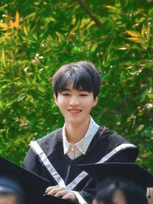 王俊凯查无此人,买上热搜