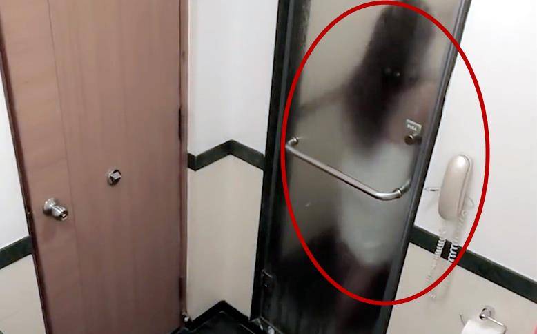 17岁的女孩小林在洗澡的时候,突然发生触电倒地,在触电的一瞬间,小林