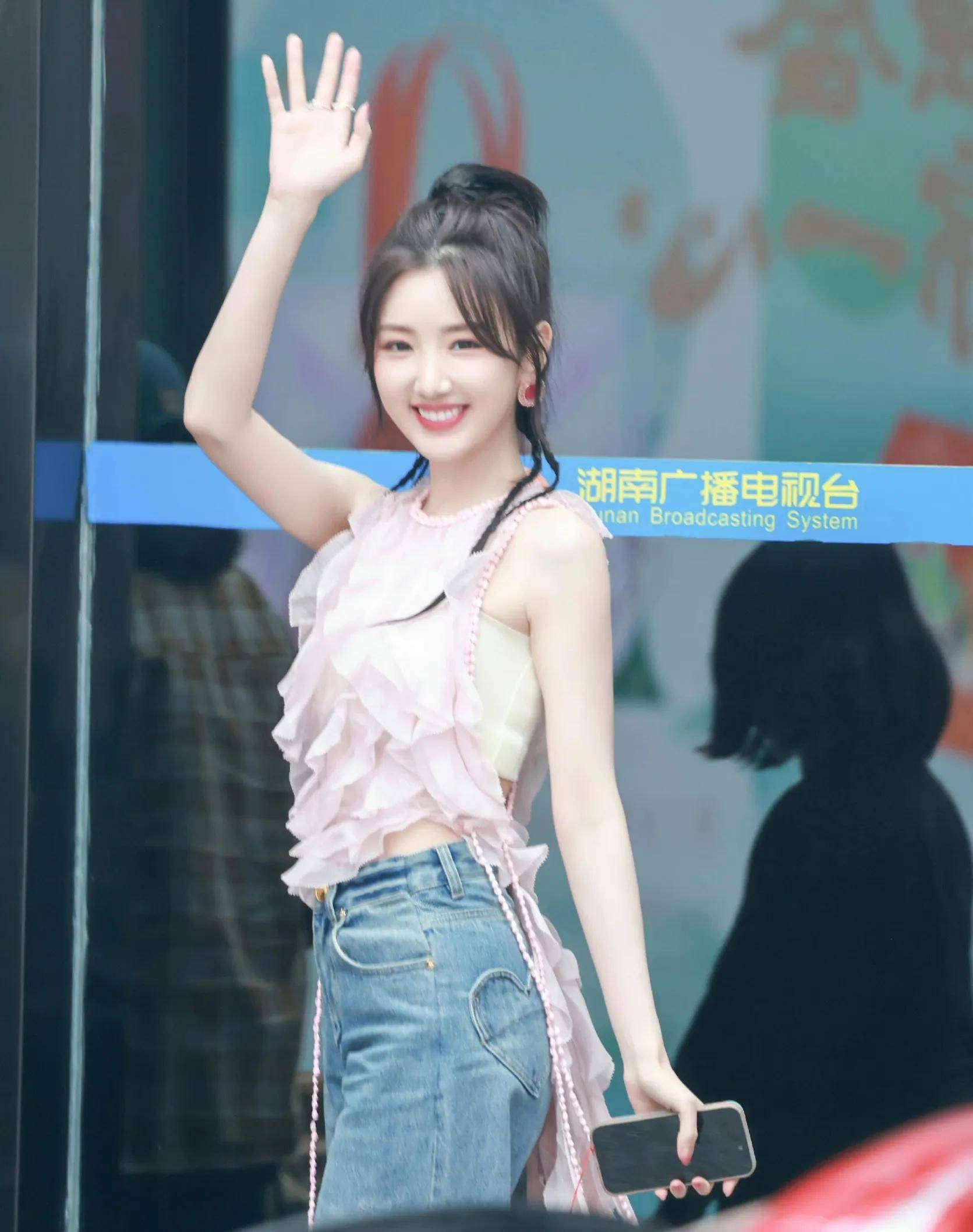 毛晓彤对阵虞书欣同款撞衫,就问你更pick谁?_上衣_衣服_意见