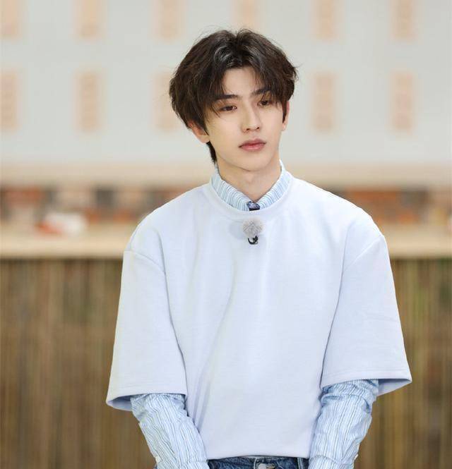 《奔跑吧9》官宣全员海报,李晨居c位,而杨颖和蔡徐坤站位不简单