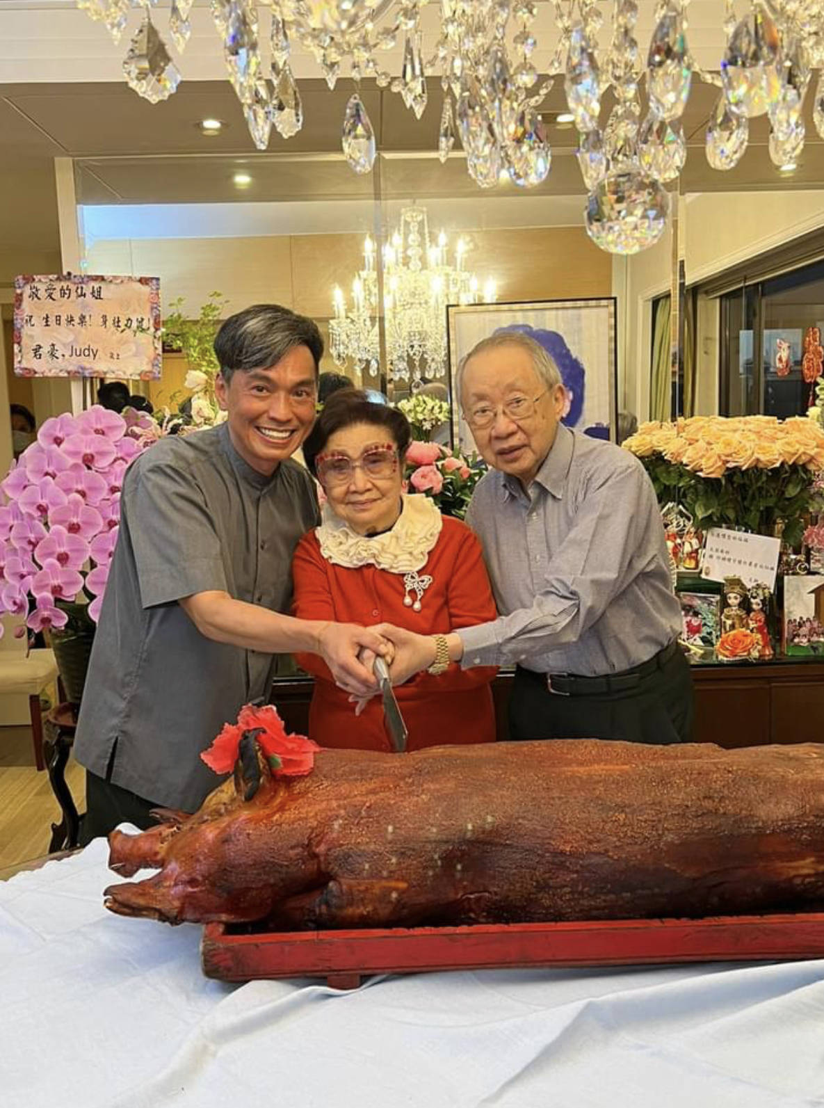 曝光,在家中庆生主持切烧猪仪式,头发全黑显年轻_生日_任剑辉_粤剧