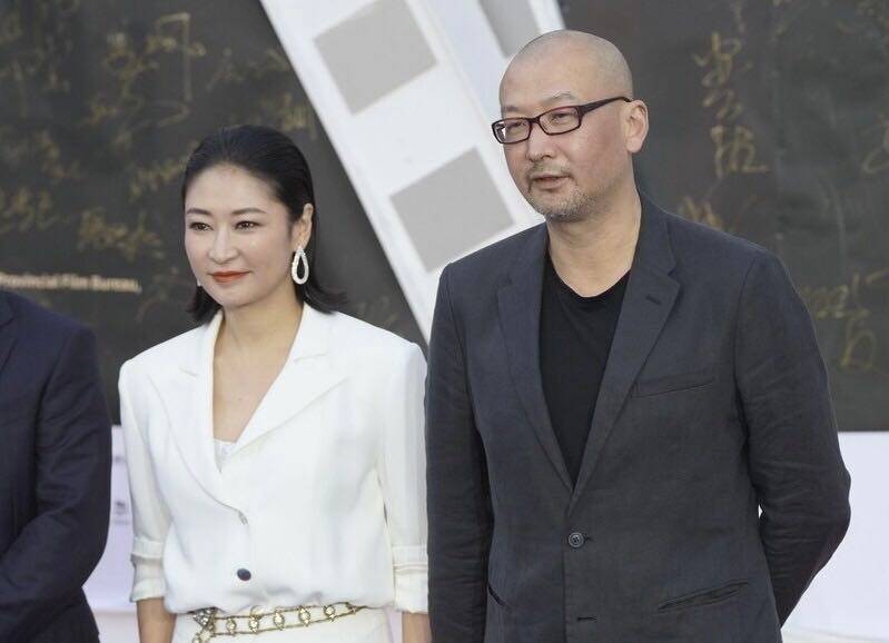 管虎梁静520出大事,剧组突发意外8人从高空坠落,黄渤倪妮是主演_丁昱