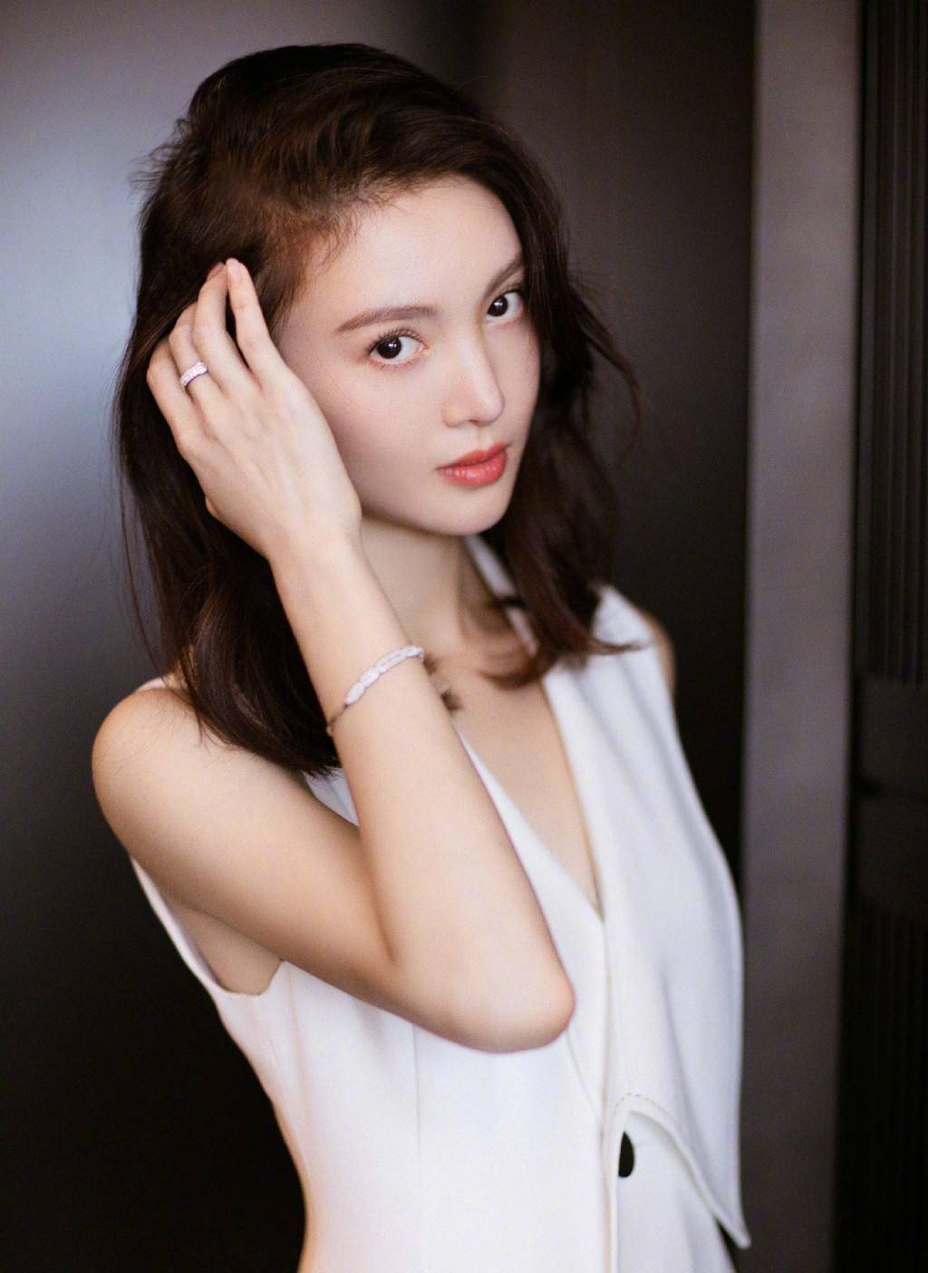 《浪姐》里毫无存在感,营销大美人被扒整容,镜头量几乎为零?_金晨_蓝