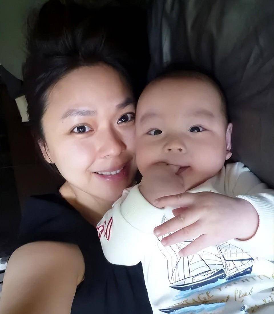 《凤凰卫视》主持人谢亚芳近照,超有女神范!