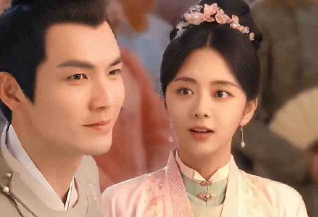 《锦心似玉》杀青,一波路透照中谭松韵和导演