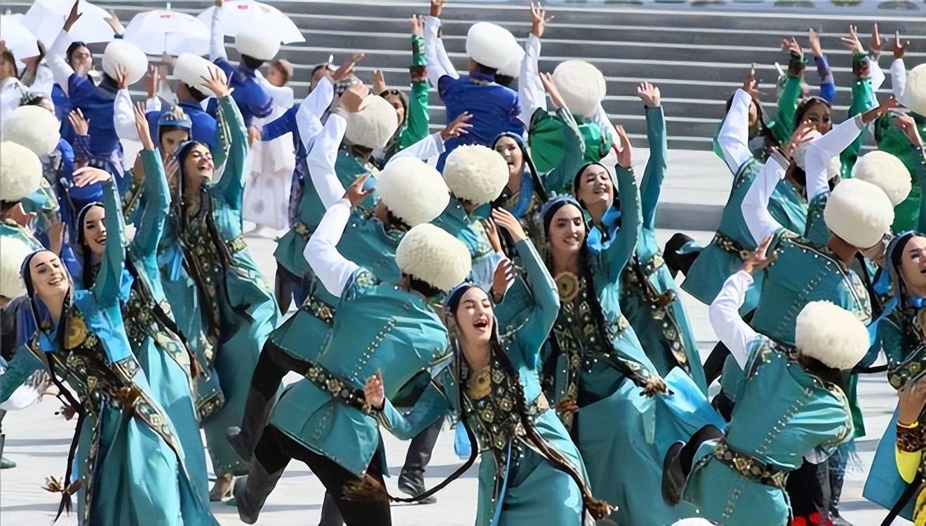 乌兹别克斯坦国家歌舞团表演民族舞蹈《吉利赫若施》乌兹别克族人属于