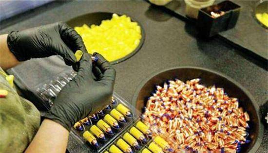 而凶手在子弹表面涂上了蓖麻毒素,涂好后还在子弹表面加上了密封层