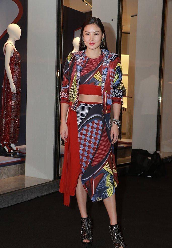 乐基儿与熊黛林同框,当年是"天之骄子",如今却是淑女,是_连衣裙_身材