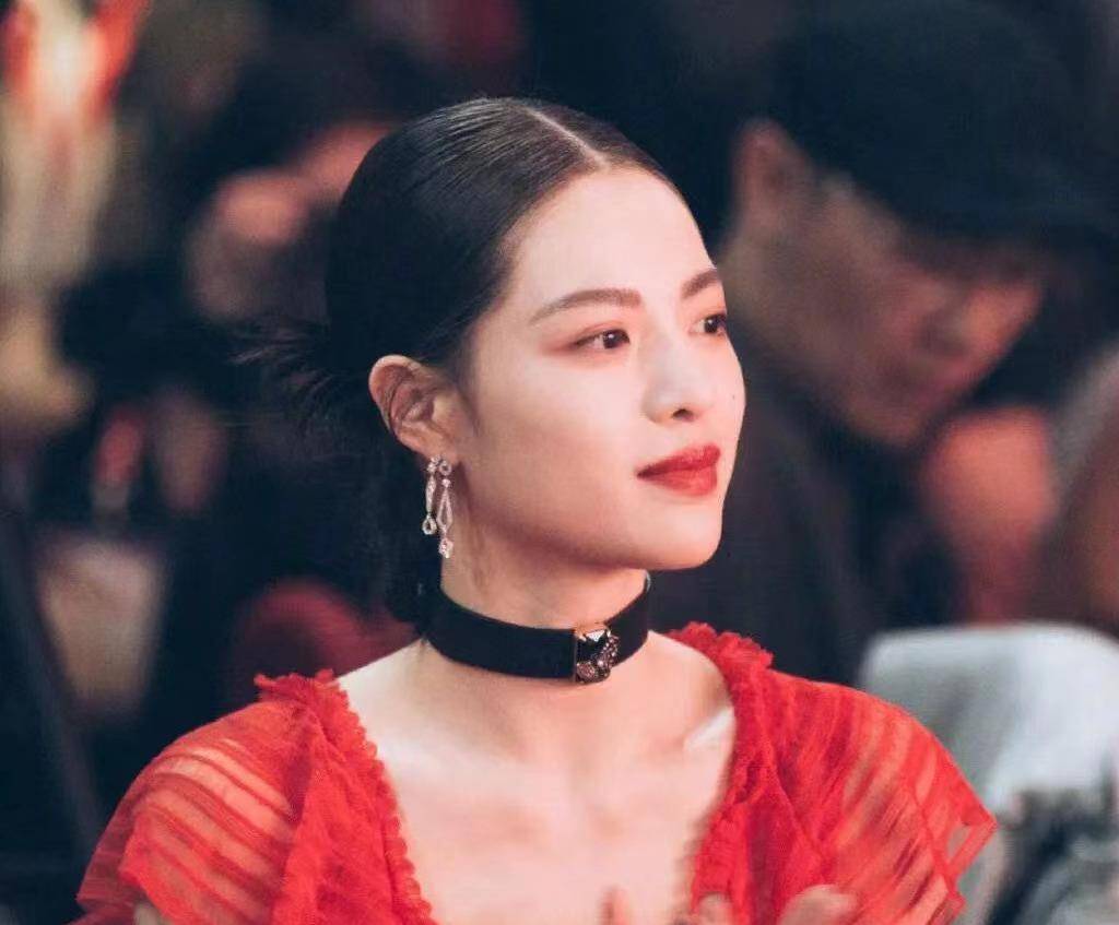 钟楚曦在2015年的时候和华谊兄弟签约,她开始和以前比较火的明星拍