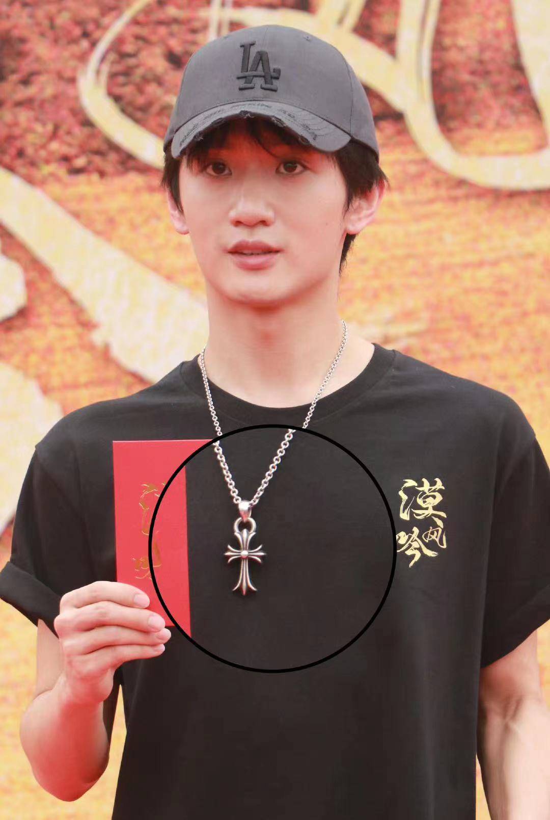 现在好利来的二公子罗成也进入了娱乐圈在一部剧中饰演小角色引发