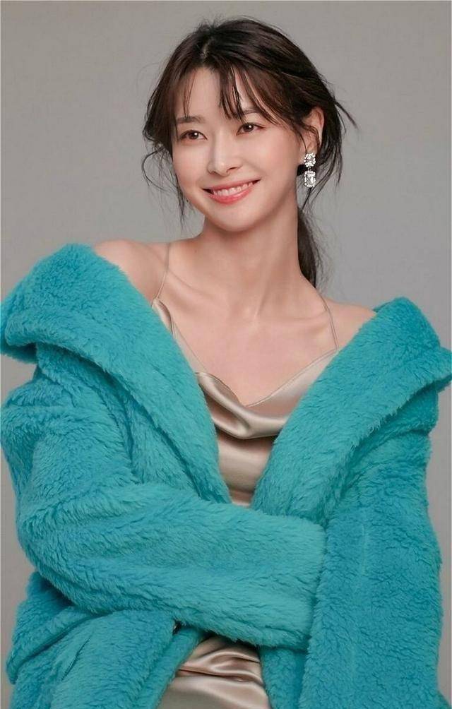 在公开的照片中,是权娜拉拿着华丽蛋糕的样子.近日,权娜拉(2