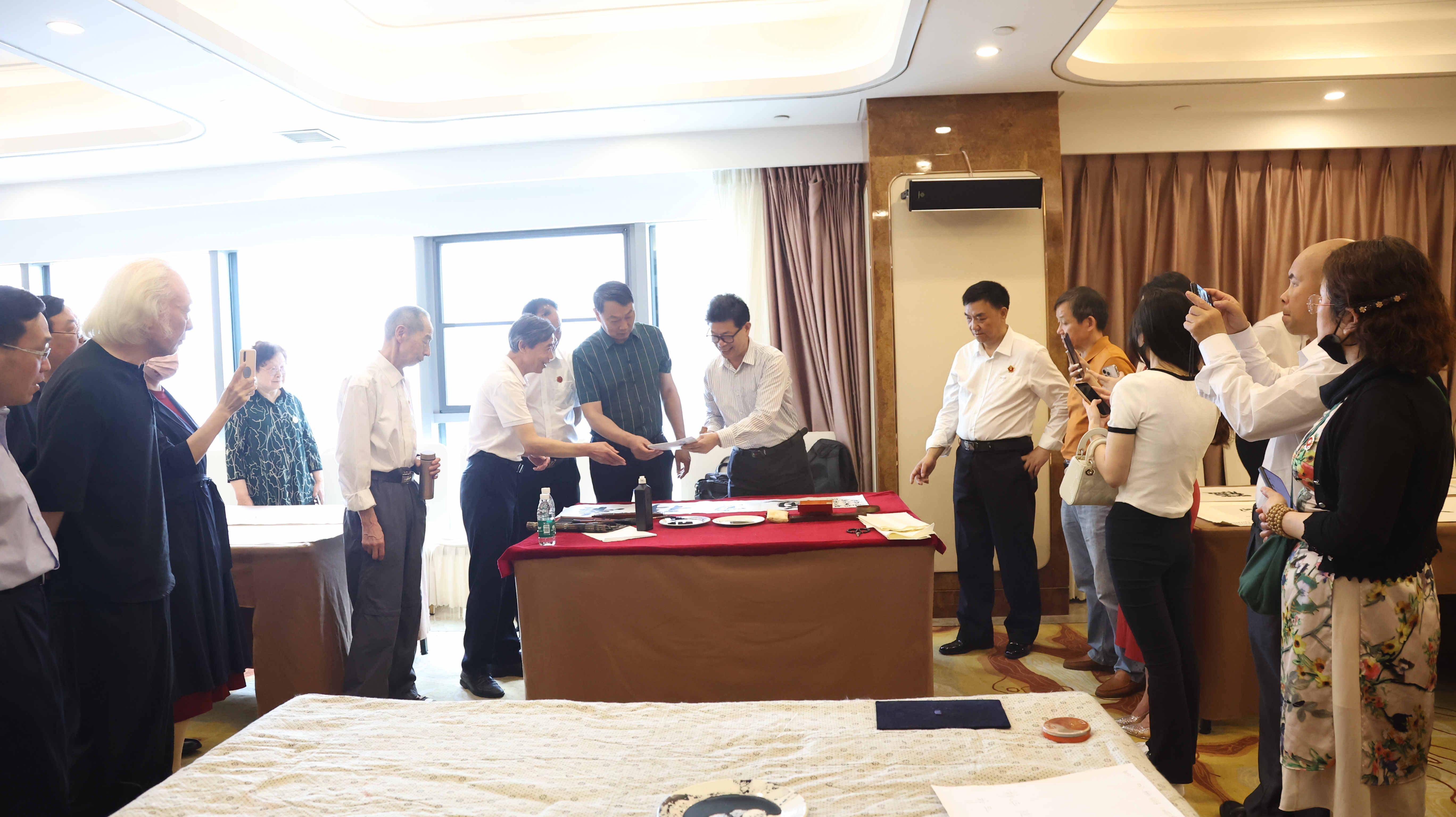 张钦泉老师在现场挥洒墨宝樊中岳老师在现场挥洒墨宝杨斌庆老师在现场