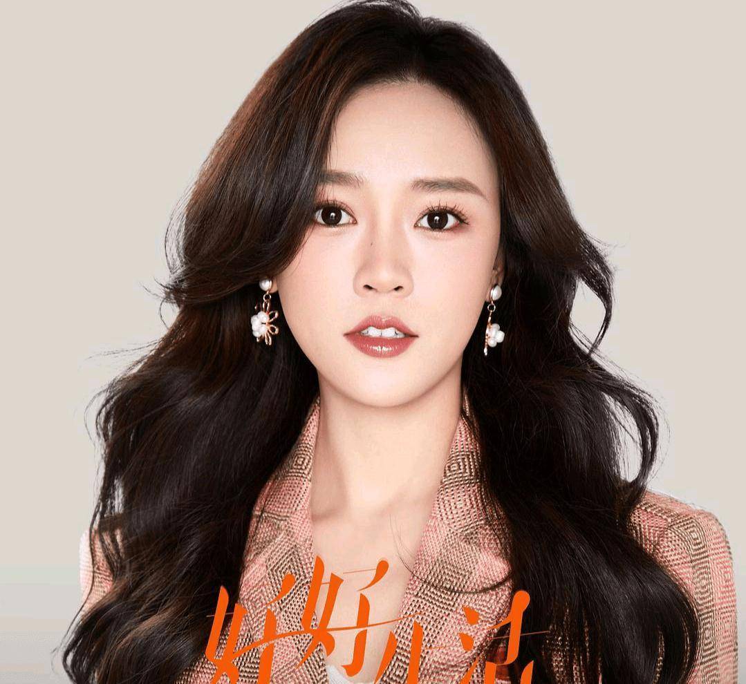 陆蔓是含着金钥匙出生的千金小姐,但是她并没有大小姐的架子,在继承