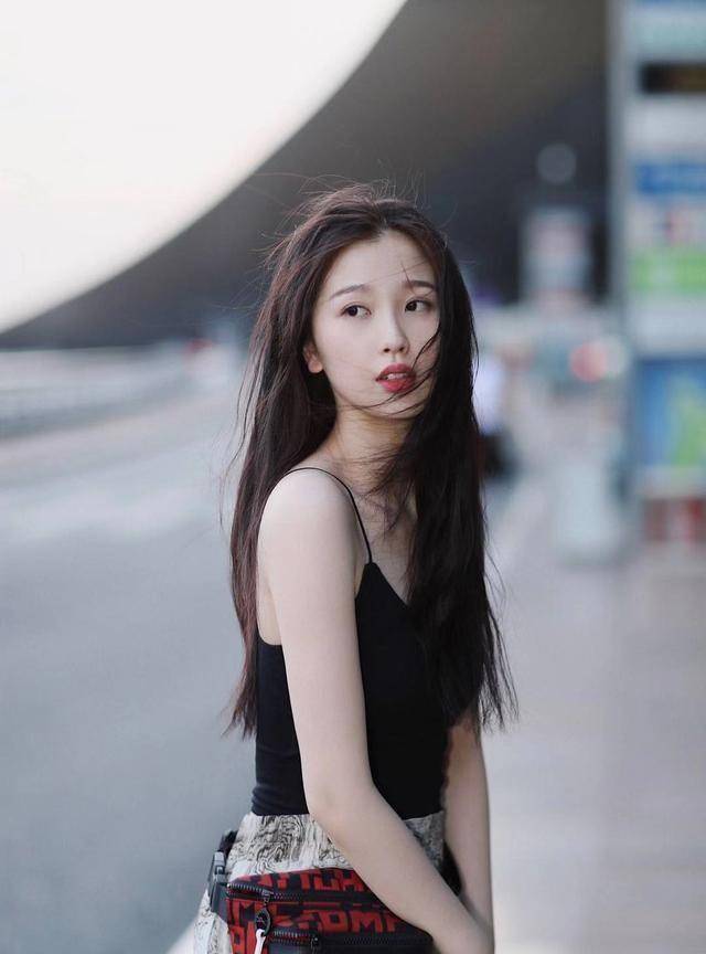 虞书欣放下头发的造型就会更接近她的真实年龄一些,比较偏时尚风.