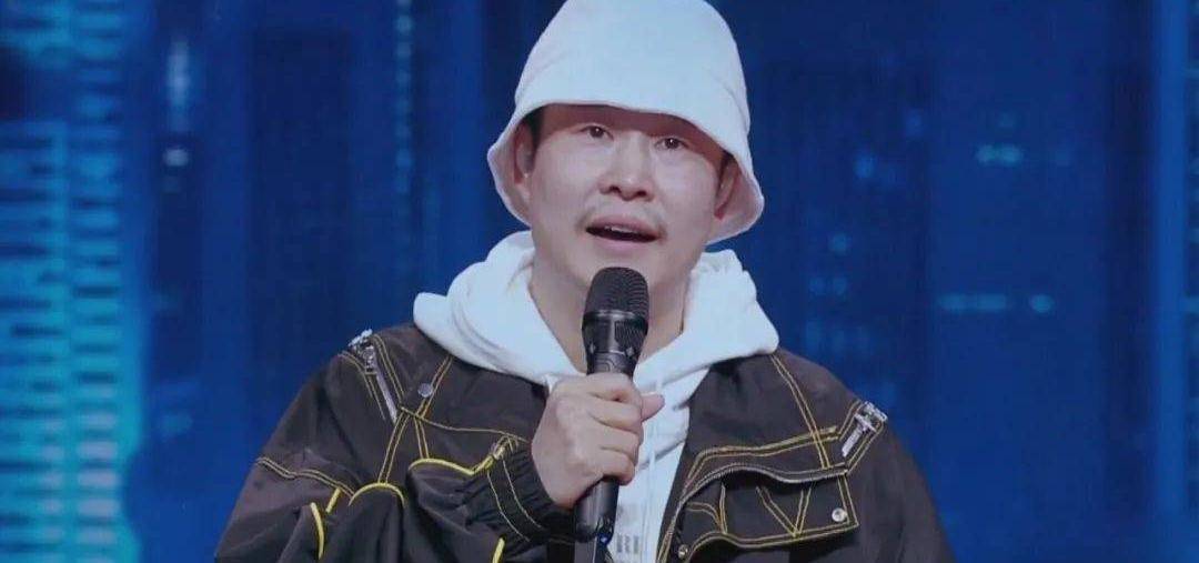 记得第一季的时候是《蒙面歌王》,那会还有竞演元素,而到了第二季改成