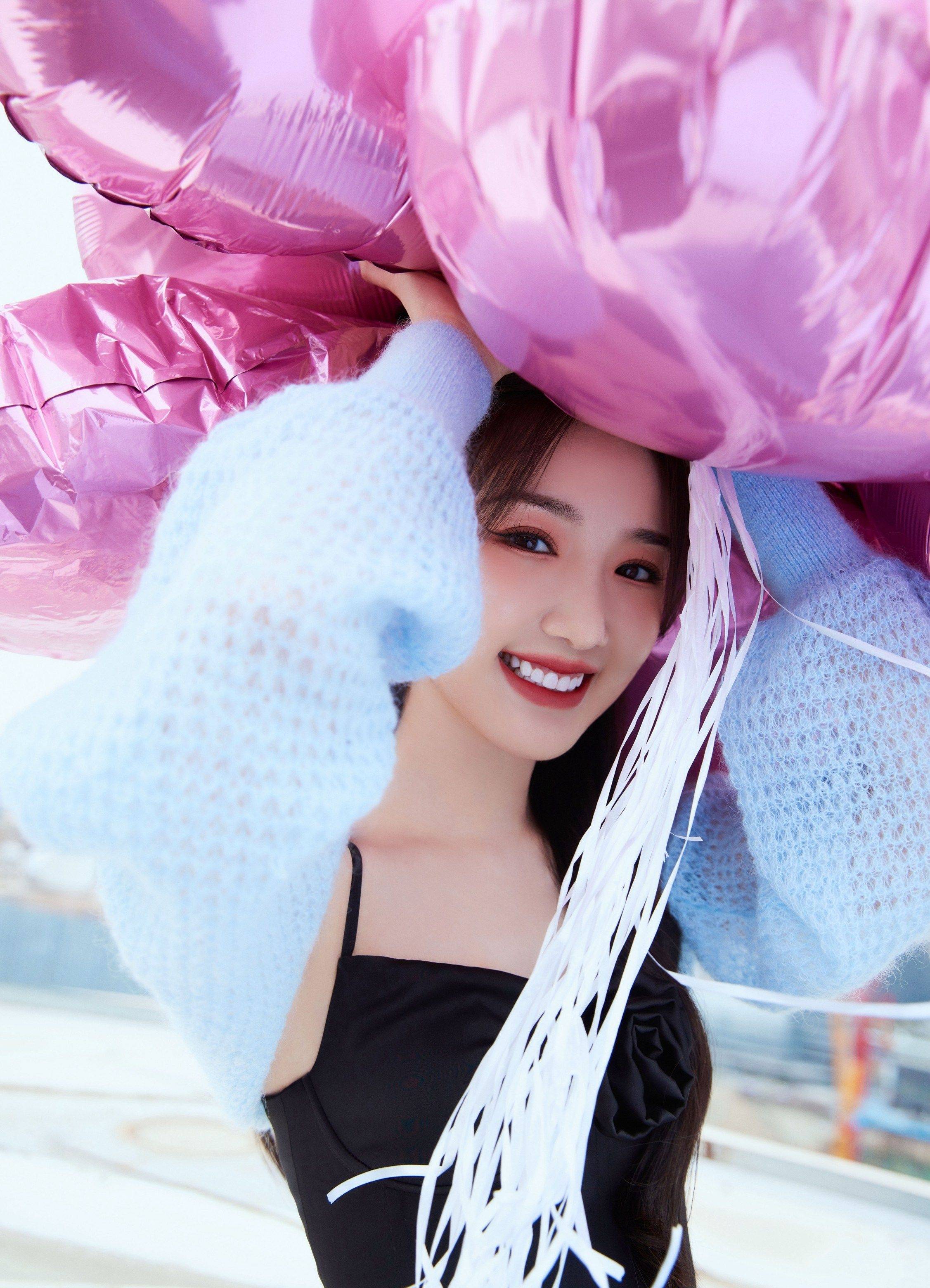 毛晓彤黑色吊带装优雅写真_皮肤_披肩_长发