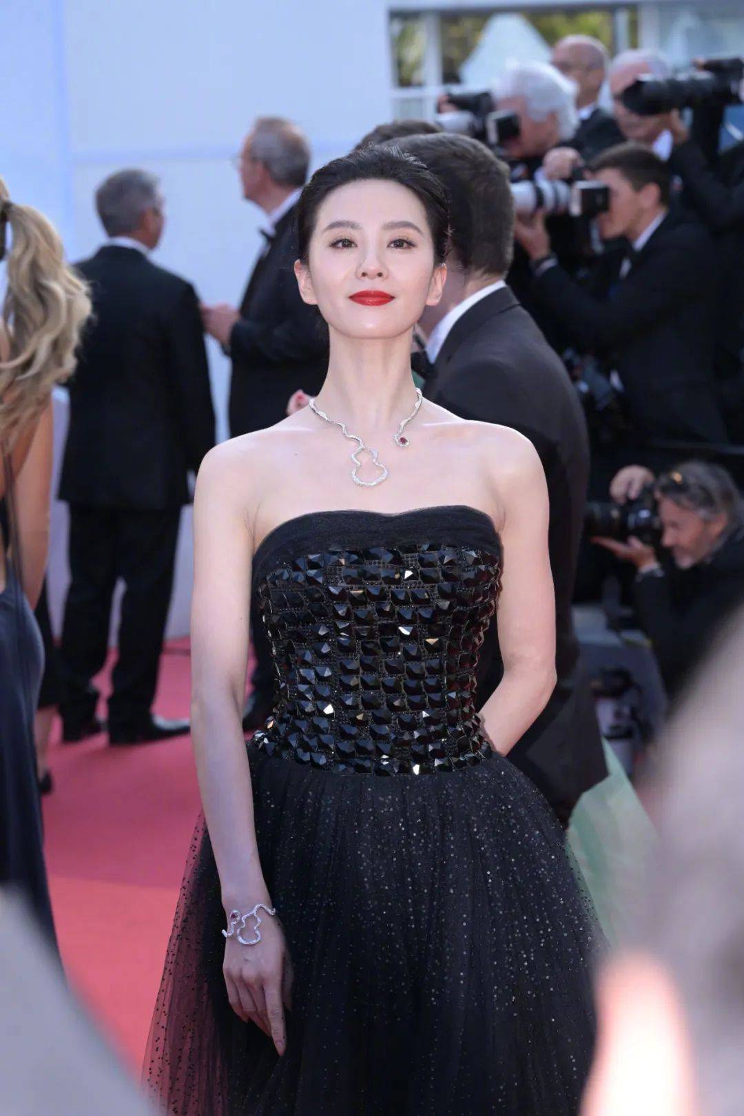 晚宴上的刘诗诗换了一套明亮的黄色礼服,恬静的她以往好像很少穿如此