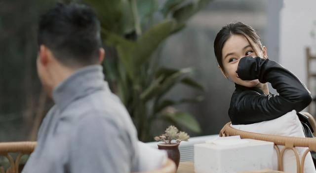 这位律师男嘉宾,还偏偏被黄奕选了去,两人至少有过两次约会.