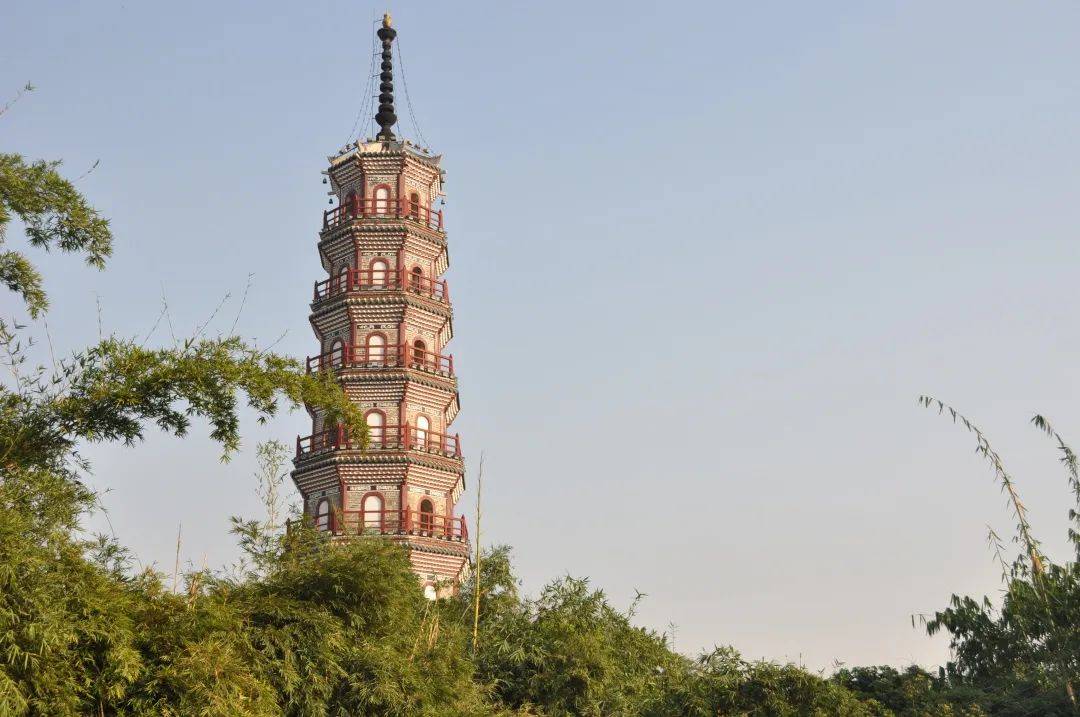 政江塔位于清新区山塘镇政江村的北江大堤上,由清代清远知县何福海于