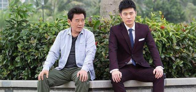 饰演陈赫父亲的是李立群老师,大家对这位老戏骨应该非常熟悉了,饰演了