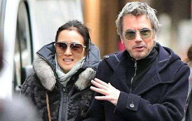 霸气巩俐赴宴法国爱丽舍宫,与外籍男友十指紧扣走红毯_巩皇_双手_大气