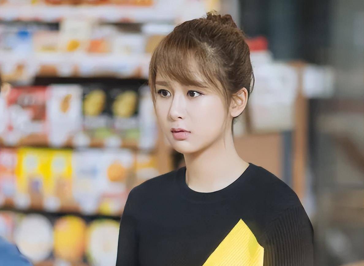 大多数观众认识杨紫都是从情景喜剧《家有儿女》开始的,剧中她饰演了