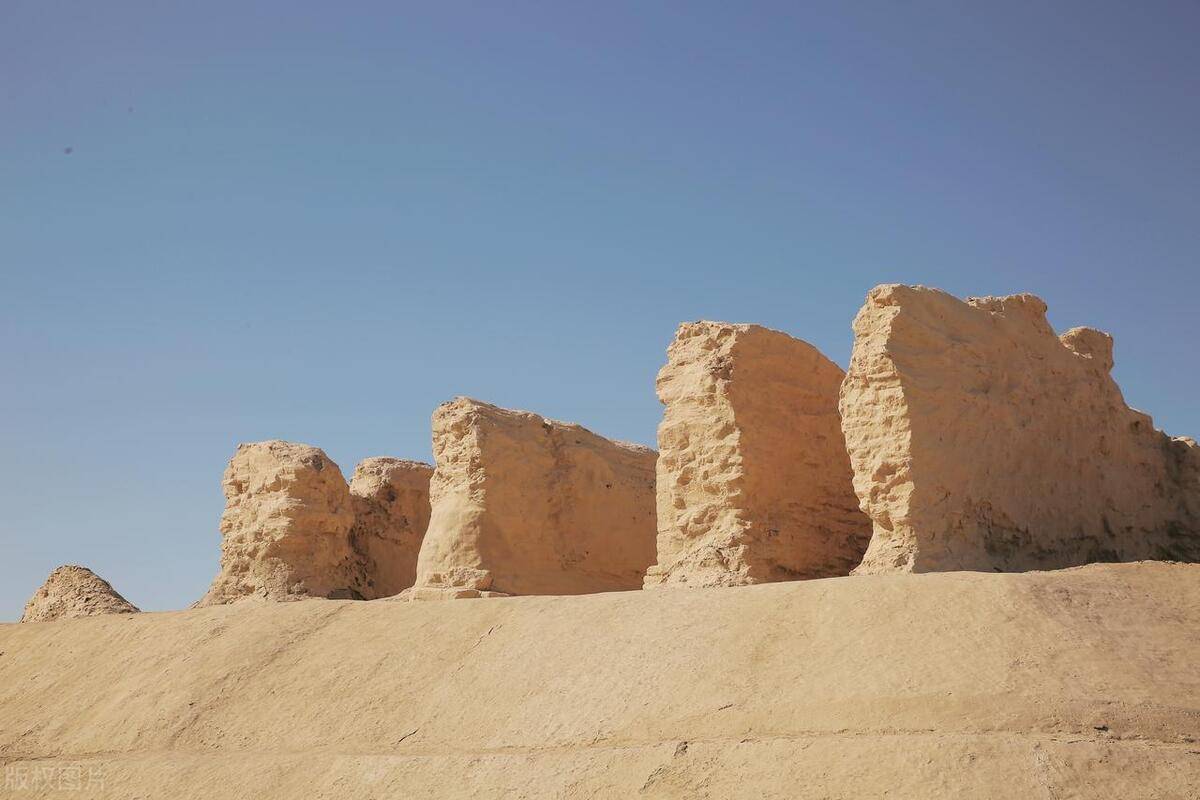 楼兰古城遗址并不是一个真正的旅游景区,而是国家级重点保护对象.
