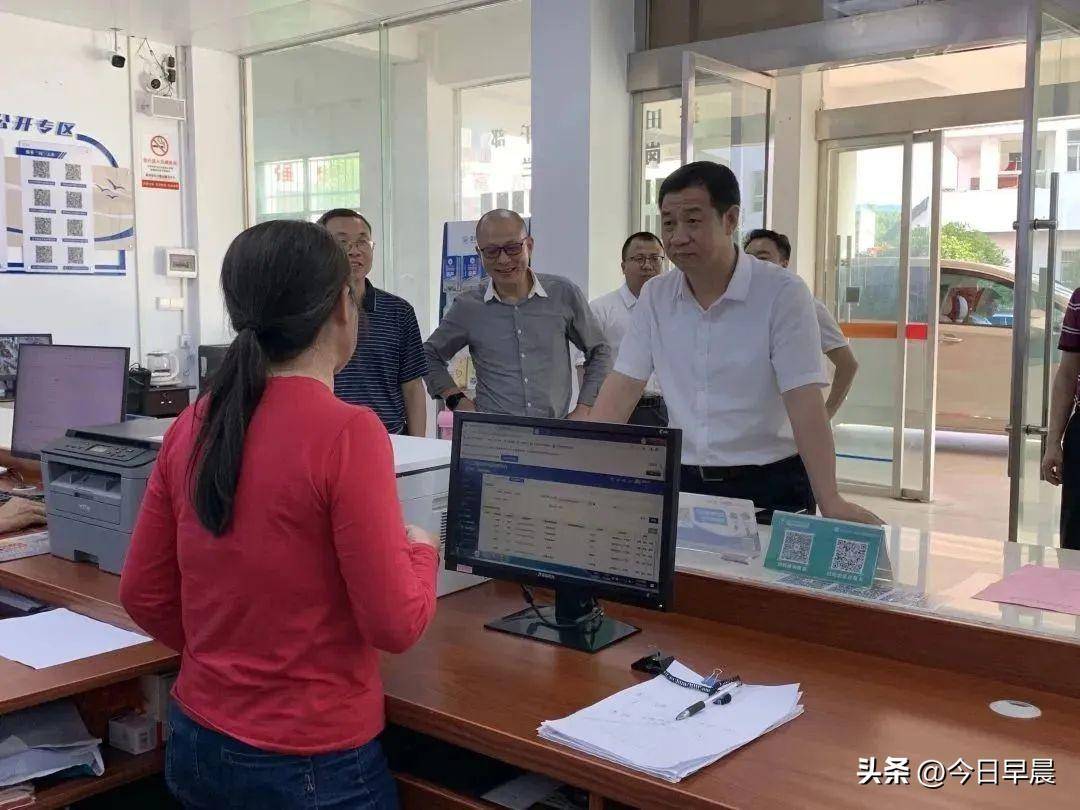 赣州市医保局邱志鹏调研时要求:坚持把群众的事当成自己的事来办_服务