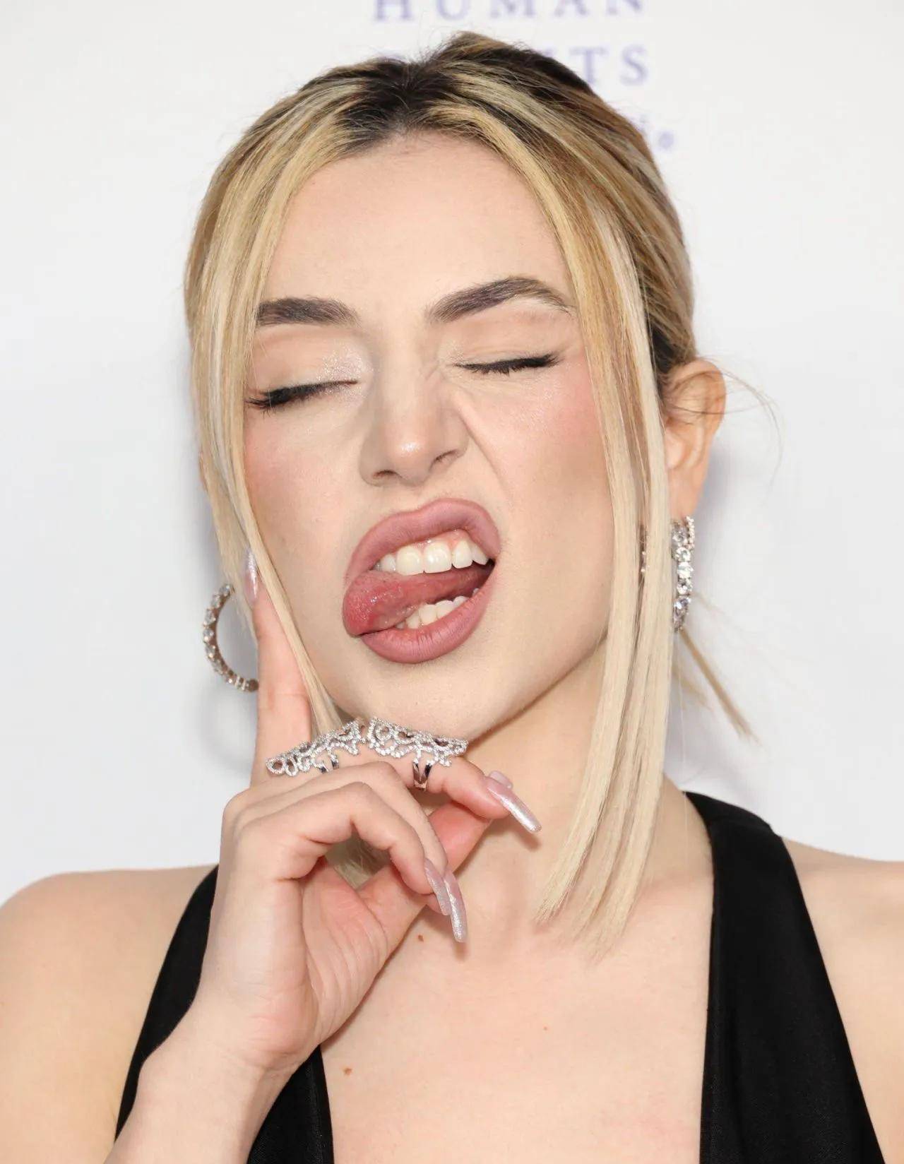 看看艾娃·麦丝在穿衣风格上的大胆尝试!_音乐_时尚_态度