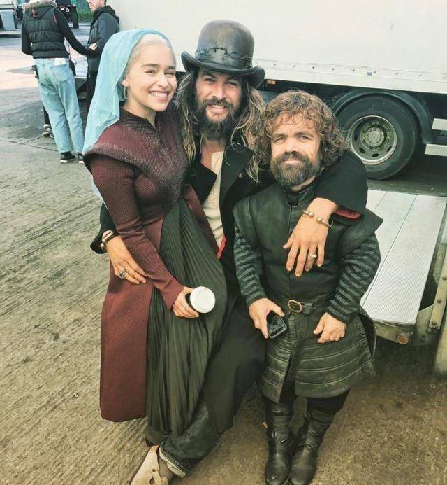 去第八季片场探班的马王直接将丹妮莉丝揽入怀中,很有大哥哥的那份