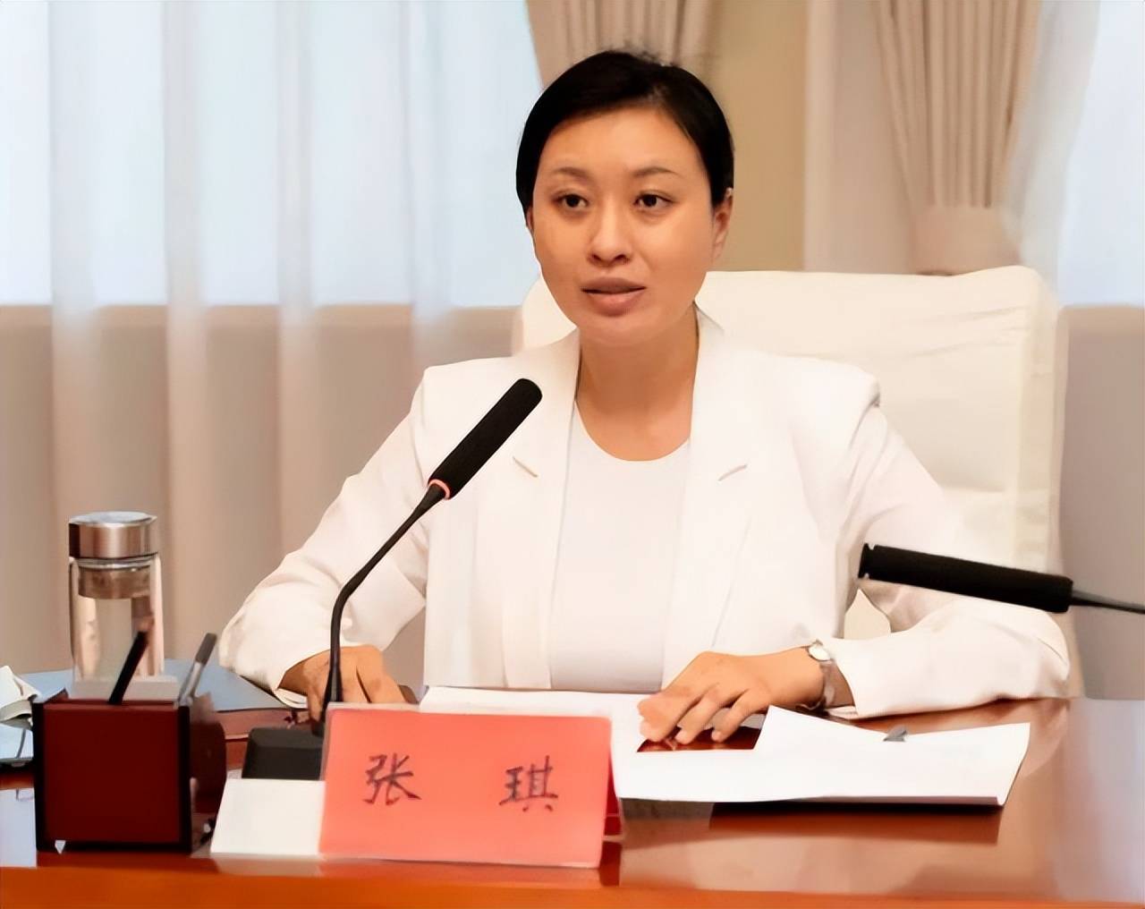 她是现任最年轻的"美女县长",毕业于清华大学,美貌与才华并存_张琪