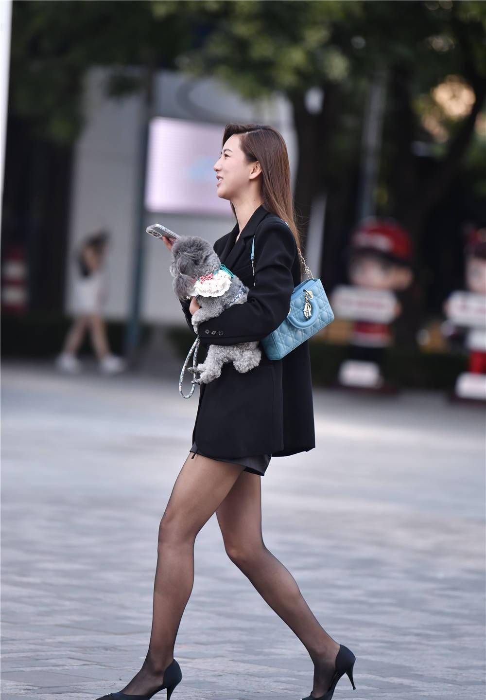 黑袜配高跟鞋,夏日穿搭依旧经典,爱美的你不妨试试_黑色_感觉_款式